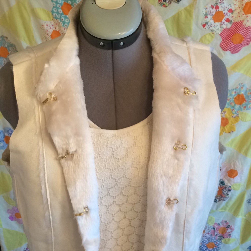 Large  Susan Graver Faux Fur/Suede Cream Vest